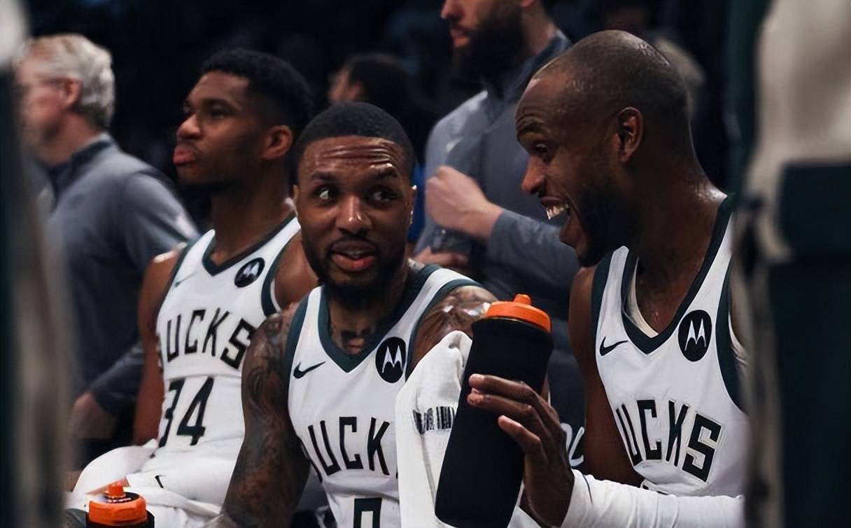 开云官网-险胜首场状态出色，IG观众沸腾！，字母哥重返赛场观众掌声雷动的简单介绍