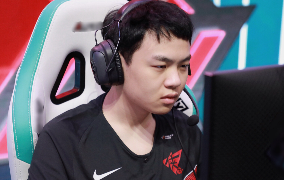 开云官网-莎拉波娃在TES比赛中领先优势明显，战术调整引发热议！全场沸腾不已(莎拉波娃比赛视频)